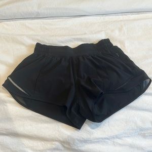 LULULEMON SIZE 4 HOTTY HOT BLACK SHORTS 2.5 LENGTH LOW RISE